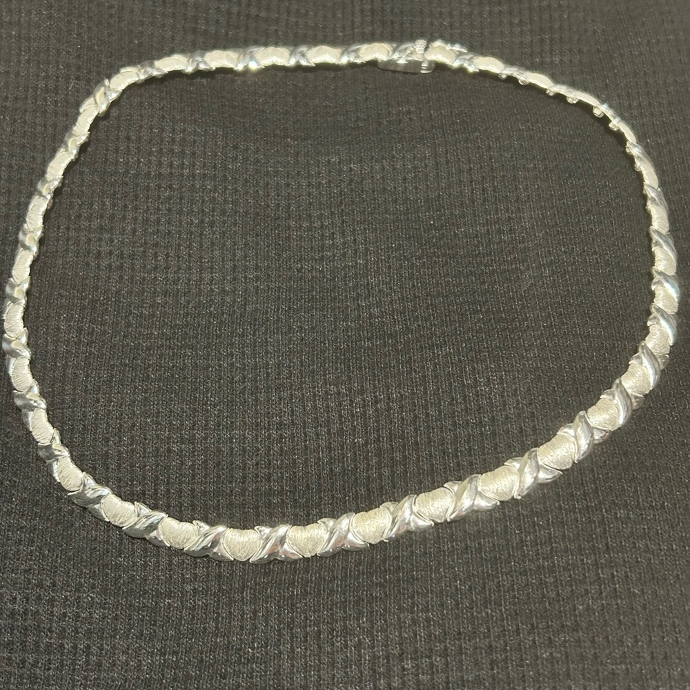 Beautiful “X” and “heart” necklace